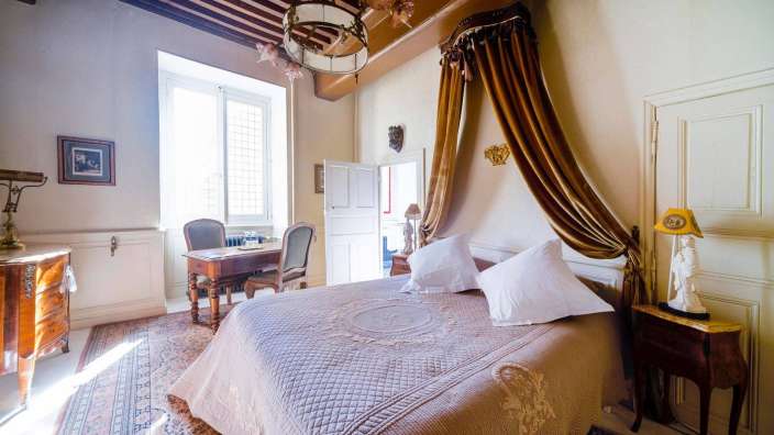 Ein Schlafzimmer mit einem Bett und einem Schreibtisch