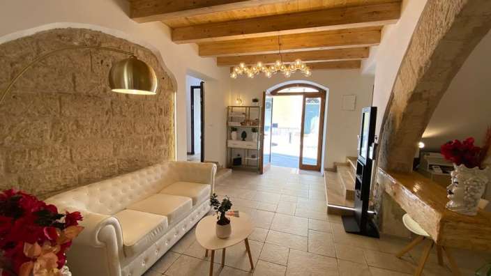 Ein Wohnzimmer mit einer weißen Couch und einem Tisch