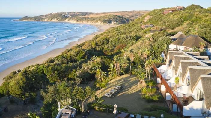 Eine Luftaufnahme eines Strandes und eines Hotels