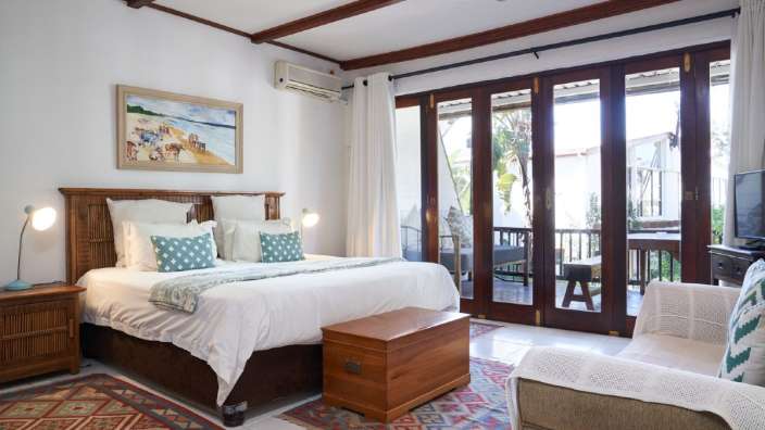 Ein Schlafzimmer mit einem großen Bett und einer Couch