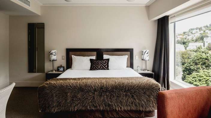 Ein Hotelzimmer mit einem Bett und einem Stuhl