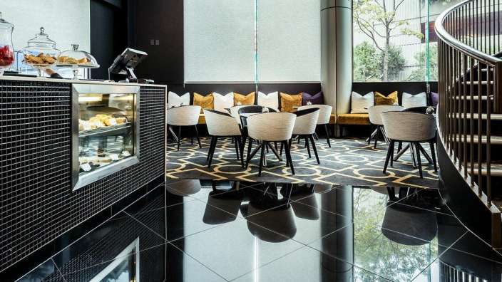 Ein Restaurant mit vielen Tischen und Stühlen