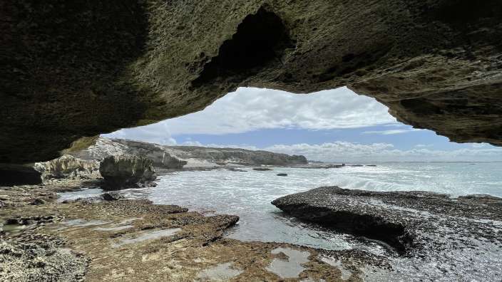 Ein Blick auf das Meer aus einer Höhle