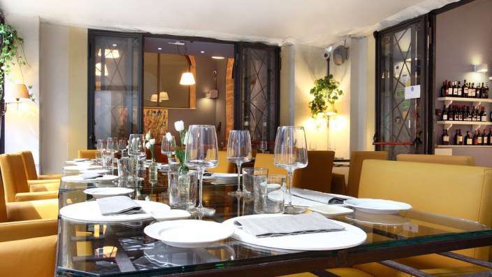 Ein Tisch mit Gläsern und Tellern in einem Restaurant