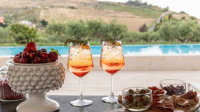 Ein Tisch mit zwei Gläsern und einer Schüssel Erdbeeren