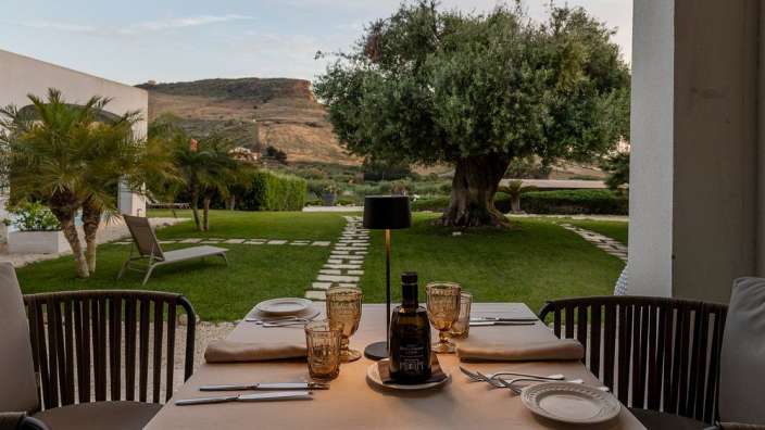 Ein Tisch mit einer Flasche auf einem Tisch