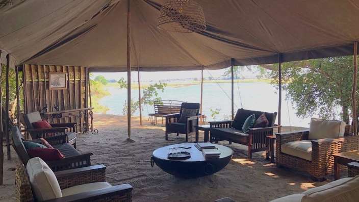 Ein Wohnzimmer mit vielen Stühlen und einem Tisch