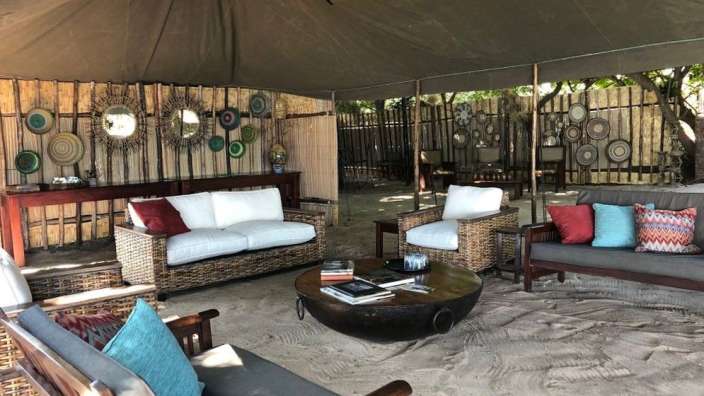 Ein Wohnzimmer mit vielen Möbeln und einem Tisch im Sand