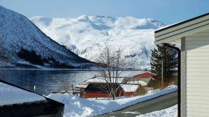 Ein schneebedeckter See mit Bergen im Hintergrund