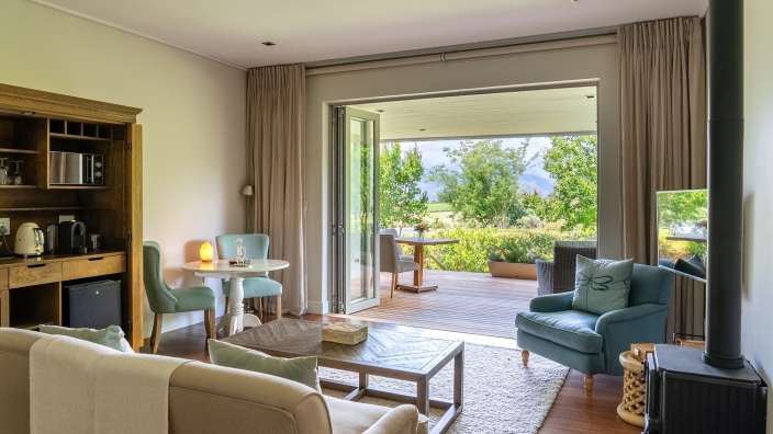 Ein Wohnzimmer mit Couch, Stuhl und Tisch