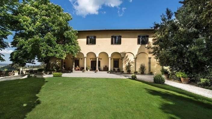 Ein großes Haus mit einem großen grünen Rasen davor