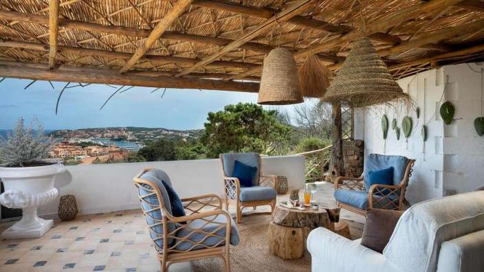 Ein Wohnzimmer mit Möbeln und einem Strohdach