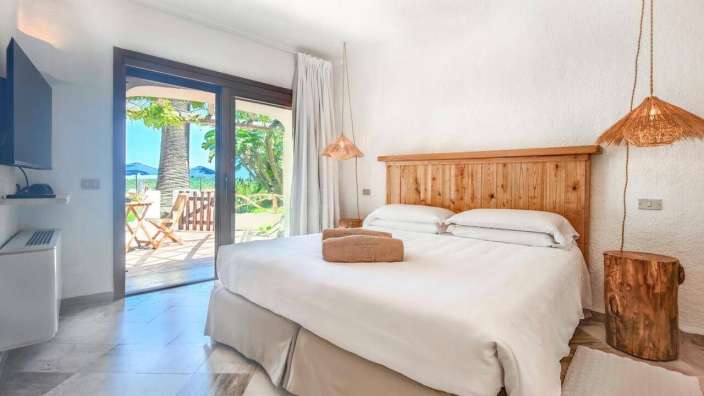 Ein Schlafzimmer mit einem Bett und einem Fernseher