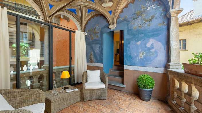 Ein Wohnzimmer mit einem Stuhl und einem Tisch