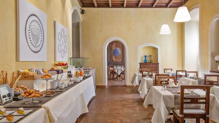 Ein Esszimmer mit vielen Tischen und Stühlen