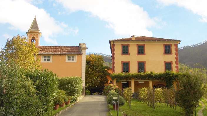 Ein Gebäude mit einem Glockenturm neben einem anderen Gebäude