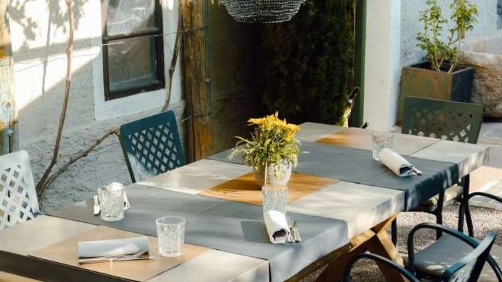 Ein Tisch mit einem Blumentopf auf dem Tisch