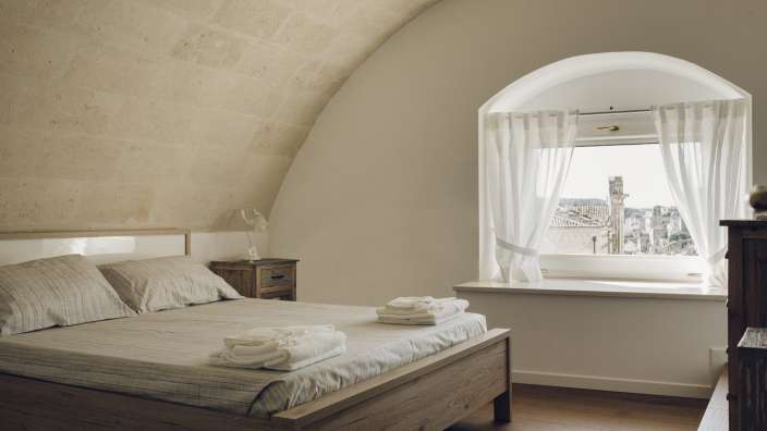 Ein Schlafzimmer mit einem Bett und einem Fenster