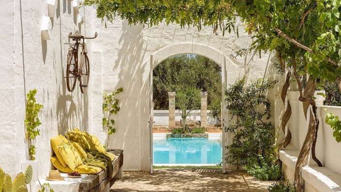 Ein weißes Gebäude mit einem Fahrrad , das an der Wand hängt