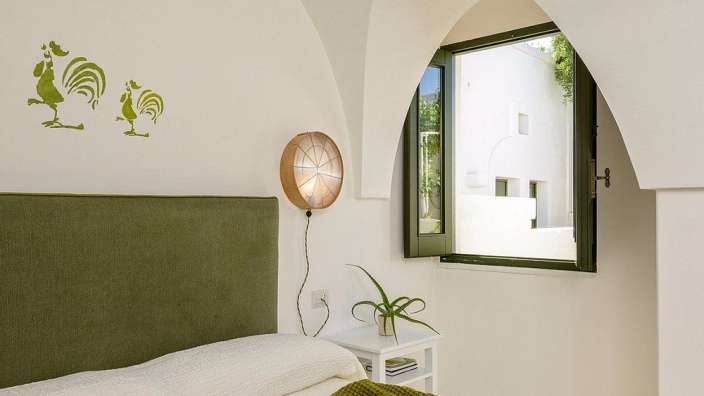 Ein Schlafzimmer mit einem Bett und einem Fenster