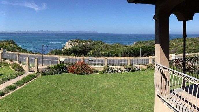 Ein Balkon mit Blick auf den Ozean