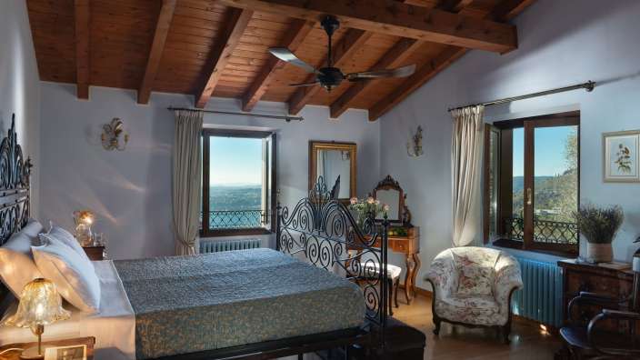 Ein Schlafzimmer mit einem Bett und einem Stuhl