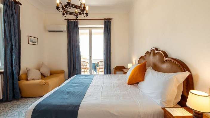 Ein Schlafzimmer mit einem großen Bett und einer Couch