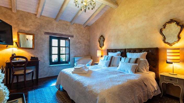 Ein Schlafzimmer mit einem Bett und zwei Spiegeln