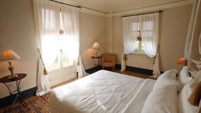 Ein Schlafzimmer mit einem Bett und zwei Lampen