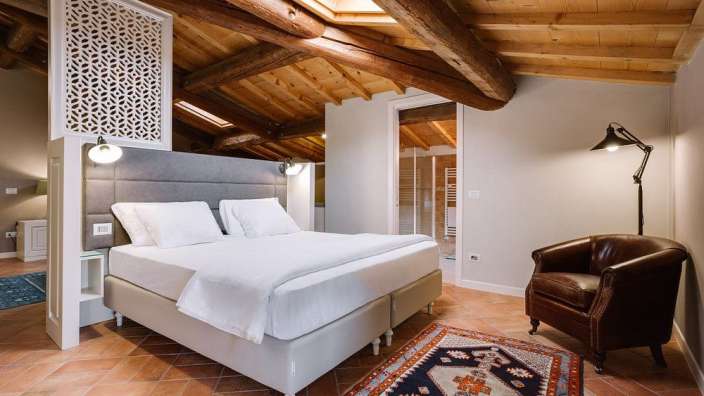 Ein Schlafzimmer mit einem Bett und einem Stuhl