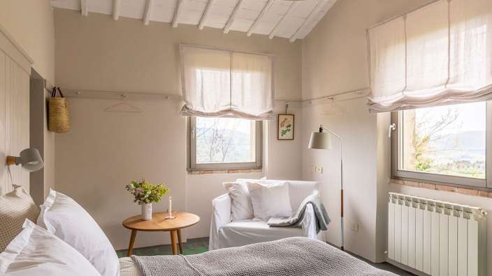 Ein Schlafzimmer mit einem Bett und einem Stuhl