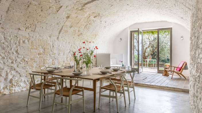 Ein Esszimmer mit einem Tisch und Stühlen