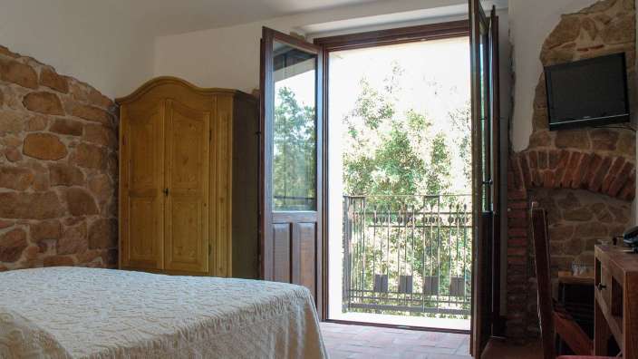 Ein Schlafzimmer mit einem Bett und einem Fernseher