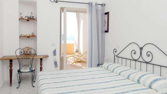 Ein weißes Schlafzimmer mit einem Bett und einem Tisch