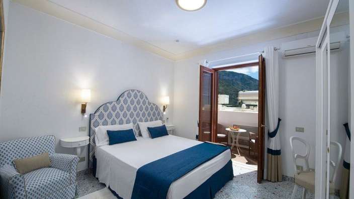 Ein Schlafzimmer mit einem Bett und einem Stuhl