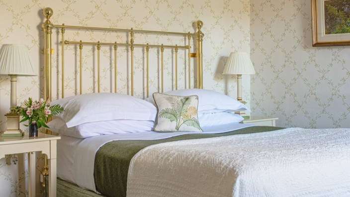 Ein Schlafzimmer mit einem Bett und zwei Nachttischen