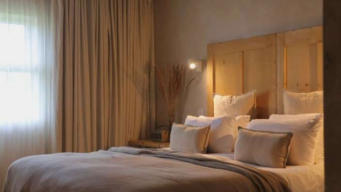 Ein Schlafzimmer mit einem Bett und einem Holzkopfteil