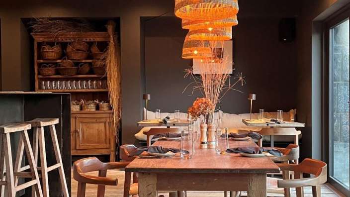 Ein Esszimmer mit einem Tisch und Stühlen