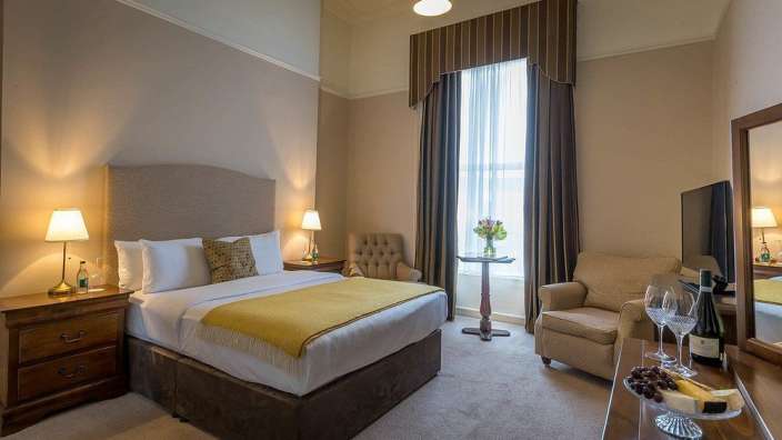 Ein Hotelzimmer mit einem Bett und einem Stuhl