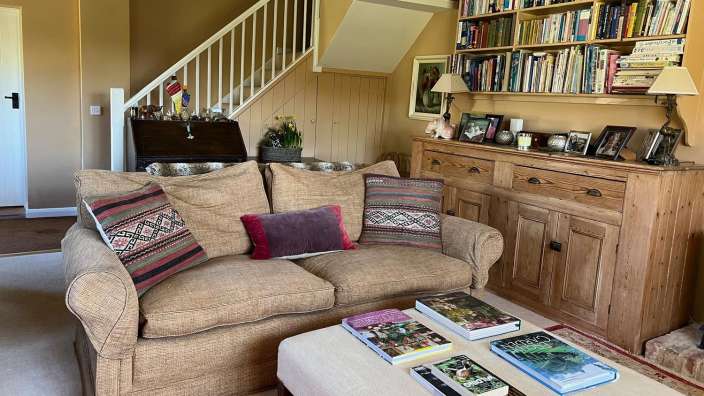 Ein Wohnzimmer mit einem Couchtisch und Büchern darauf