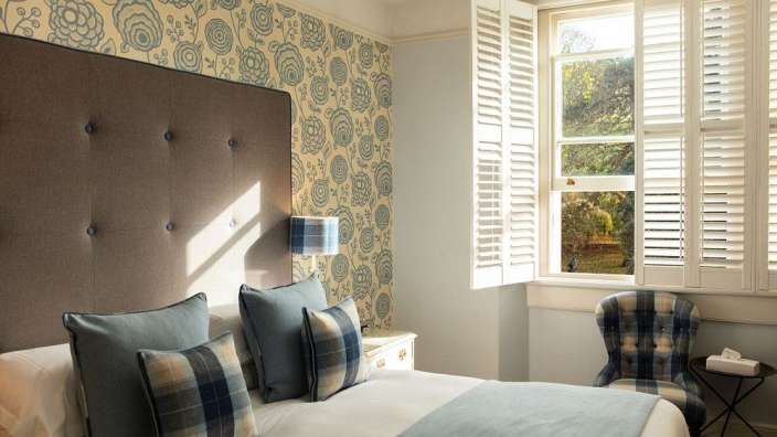 Ein Schlafzimmer mit einem Bett und einem Stuhl