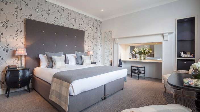 Ein Hotelzimmer mit einem Bett und einem Tisch