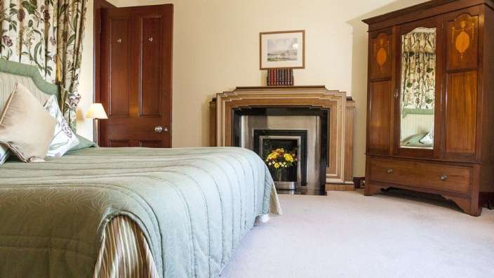 Ein Schlafzimmer mit einem Bett und einem Kamin