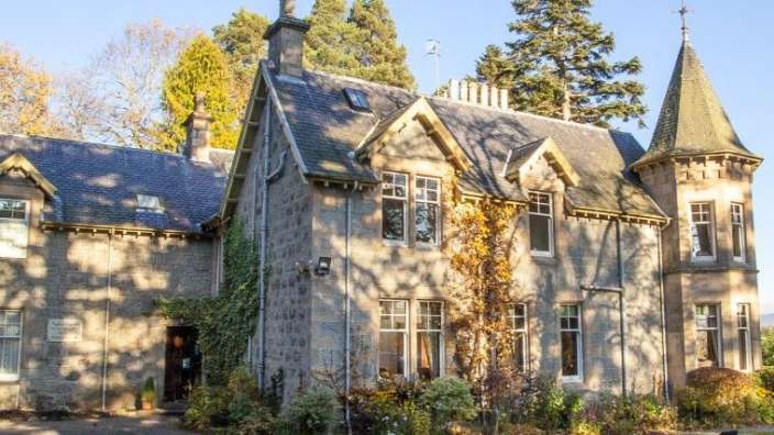 Ein großes Gebäude mit einem Turm und vielen Fenstern