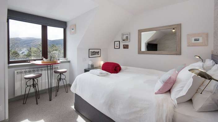 Ein Schlafzimmer mit einem Bett und einem Tisch