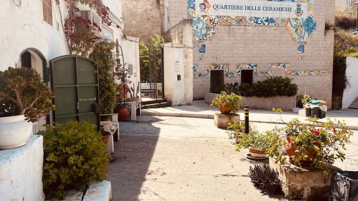 Ein Gebäude mit einem Schild darauf, das quartiere delle ceramiche sagt