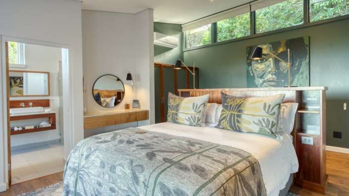 Ein Schlafzimmer mit einem großen Bett und einem Spiegel