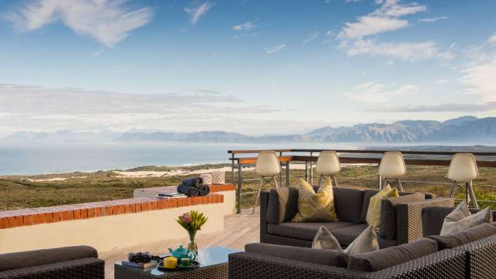Eine Terrasse mit Blick auf das Meer und die Berge