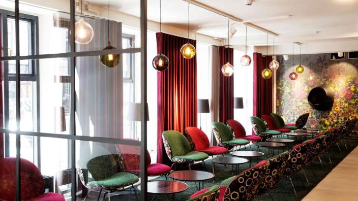 Eine Reihe von bunten Stühlen und Tischen in einem Raum