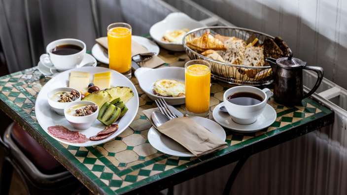 Ein Tisch mit verschiedenen Speisen und Getränken darauf